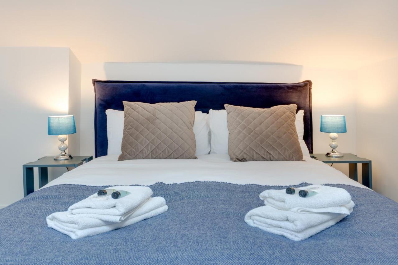 By Rehoboth - M'nuchah - Camden Road * London